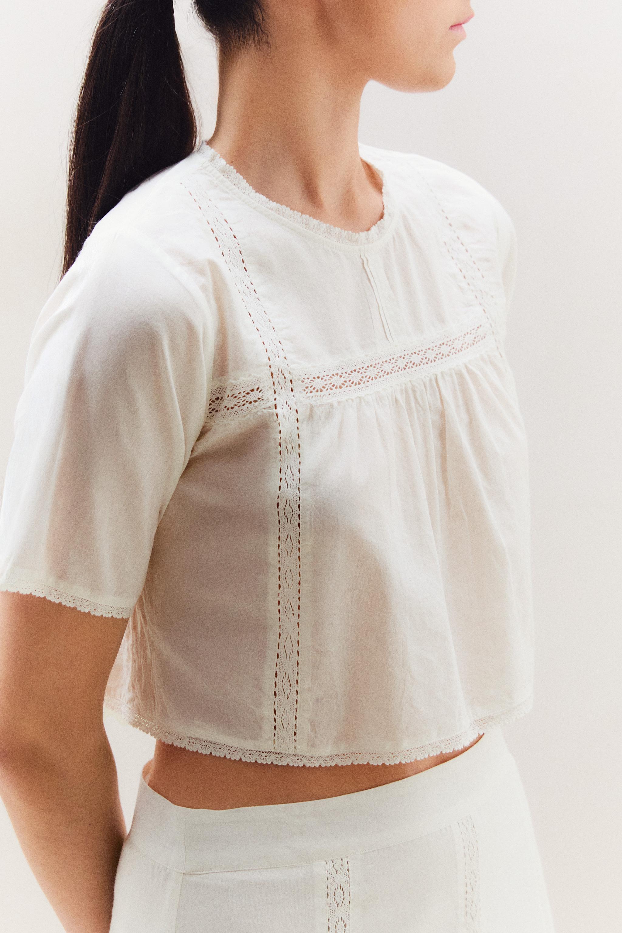 LACE CROP TOP